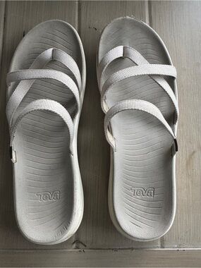Teva tires Women's cream Strappy  Sandals sz 6